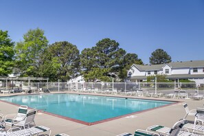 Community Amenities | Seasonal Pools