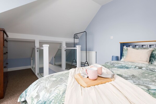 Come and soak up the sun & breathe in the sea air on the Sussex coast. This 2-bed maisonette offers sea views, with all the homes comforts you need for a comfortable stay.