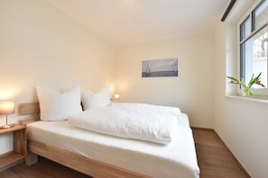 1. Schlafraum im Erdgeschoss/ Doppelbett