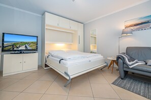 Wohnzimmer mit Doppelbett