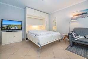 Wohnzimmer mit Doppelbett