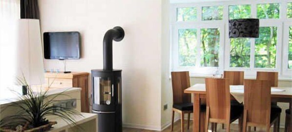Wohnzimmer mit Kamin