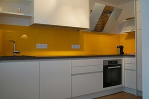 Apartment zum Weinberg Ihre Mieleküche ist mit Cerankochfeld, Dunstabzugshaube, Backofen, Kühlschrank mit Gefrierschrank und einer Miele Spülmaschine ausgestattet