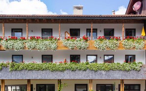 Apartments im Obergeschoss und Dachgeschoss