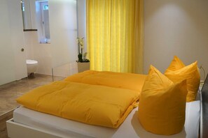 Apartment zum Weinberg Ihr Schlafzimmer mit begehbarerm Duschbad