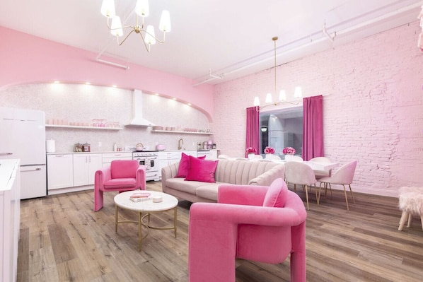 So.... i hope you like pink!  Great room, Dinin area & Kitchen