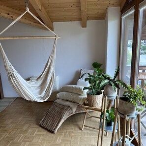 Ferienwohnung mit Balkon und Bergblick in der Nähe vom Golfplatz-Wohnzimmer: Sonnen-/Leseecke