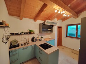 Ferienwohnung mit Balkon und Bergblick in der Nähe vom Golfplatz-Küche