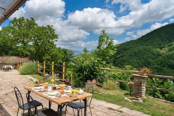 Balcony / Terrace / Patio, Building Exterior, Food, Garden, Outdoor