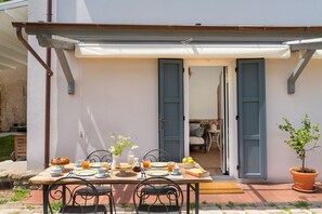 Balcony / Terrace / Patio, Building Exterior, Food, Garden, Outdoor