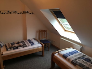 2. Schlafzimmer oben