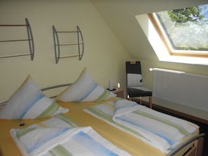 1. Schlafzimmer unten