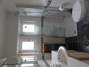 Ferienwohnung Barbara, 78 qm, 1-4 Personen-modernes Badezimmer