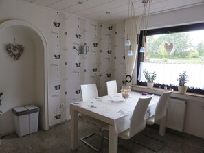 Ferienwohnung Barbara, 78 qm, 1-4 Personen-modern eingerichteter Essbereich
