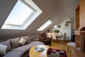 Ferienwohnung Kiebitz, (Haltern am See)-Das helle Wohnzimmer mit Sofa, Sessel und Essecke