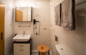 Ferienwohnung 1-3 Pers., 45 m²-Das praktische Badezimmer mit Waschtisch und Föhn