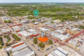 The Captain James Beech House’s central location places you right in the heart of Stephenville, with easy access to the downtown square, shops, and restaurants. It's the ideal spot to explore this charming town