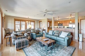 Living Room--- Cozy and Comfortable 