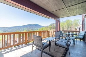 Deck Area--- Enjoy Dinner w/ Grandfather Mountain