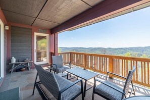 Deck Area--- Amazing Mountain View 