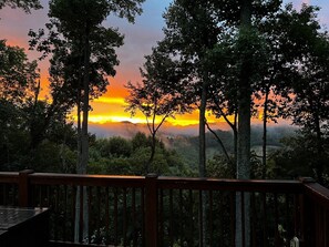 Porch Area--- Breathtaking Sunset Mountain View