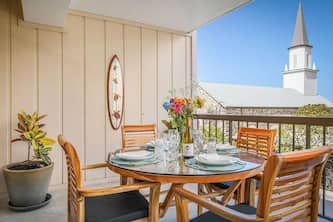 Kona Plaza#218 2nd Floor Unit in Heart Of Kona Town: AC & Elevators!