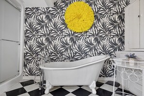 Yes, we see the artistic flair here, but that soaker tub? Mm-hmm!