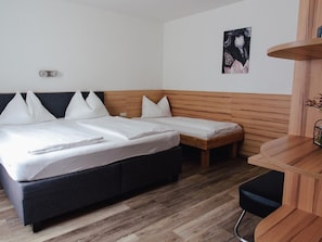 Drei Kreuz, Hotel
