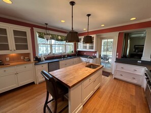 Chef's kitchen -fully equipped 