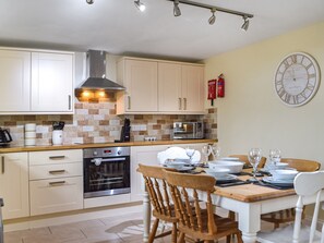 Kitchen/diner | Frondeg, Tanygroes
