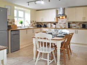 Kitchen/diner | Frondeg, Tanygroes