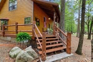 There are five steps to the entrance of your cabin.