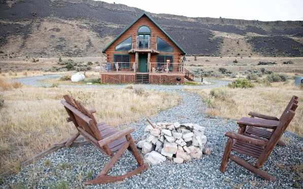 This beautiful river front cabin sits on six and a half acres right on the Yellowstone River in gorgeous Paradise Valley, Montana. 