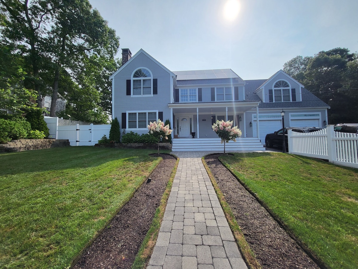 Mashpee Manor Pool House-with a private back yard for the whole family!