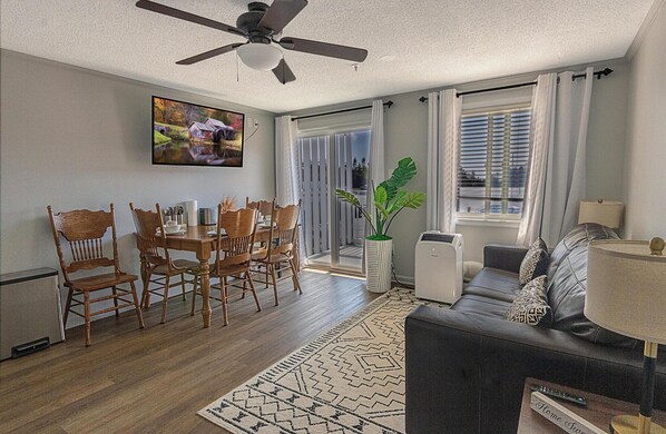 Welcome to Mountain Lodge 243, a dazzling and modern retreat perfect for your visit to the mountain!