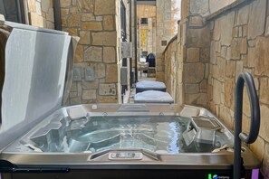 Indoor spa tub