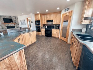 Spacious kitchen with nice pantry and two ovens