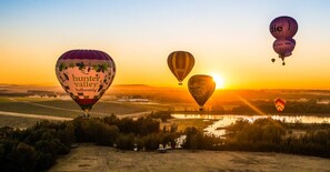 Experience the enchanting beauty of Hunter Valley with a hot air balloon ride. Hunter Valley Ballooning, located in Lovedale, has been providing exceptional hot air balloon flights over the picturesque Hunter Valley region for more than 30 years.