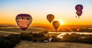 Experience the enchanting beauty of Hunter Valley with a hot air balloon ride. Hunter Valley Ballooning, located in Lovedale, has been providing exceptional hot air balloon flights over the picturesque Hunter Valley region for more than 30 years.