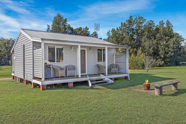 The Kookaburra is our favourite cottage, it has the best view of all. Sitting on the veranda cooking a BBQ and watching the sun go down over the fields is a perfect way to spend a late afternoon.