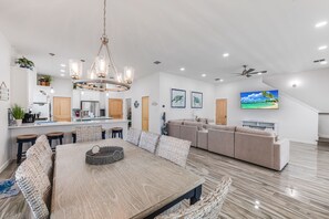 Interior - Spacious open concept