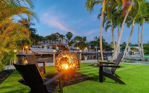 Finding serenity by the canal`s edge: the perfect spot to unwind and watch the world float by.