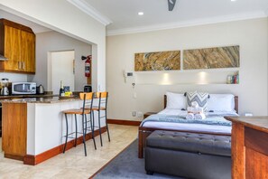 Backup-Powered Camps Bay Garden Apartment 2
