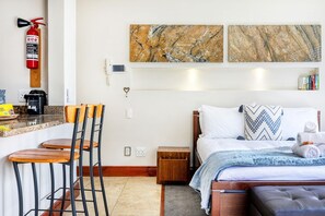Backup-Powered Camps Bay Garden Apartment 3