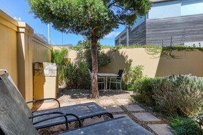 Backup-Powered Camps Bay Garden Apartment 4