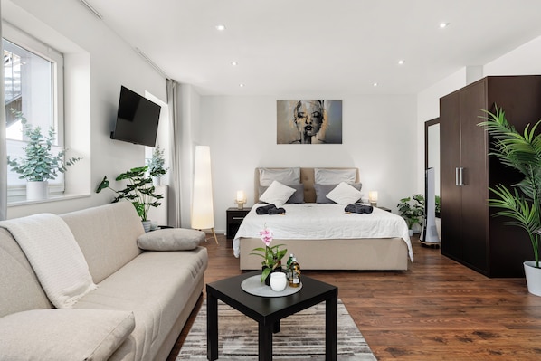 Wohn- und Schlafraum mit Boxspringbett (180x200) und einer Schlafcouch