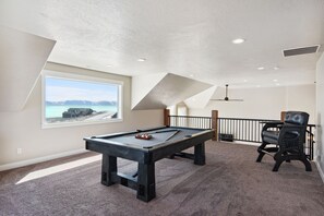 Golden Gable Lodge-Billiards anyone?