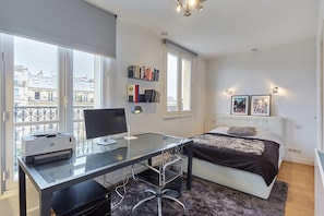 Chambre 1 avec coin bureau