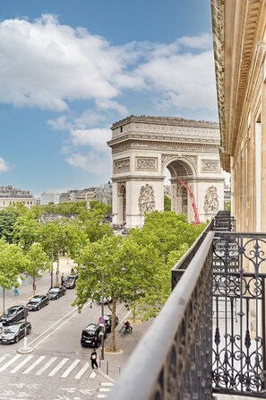 balcon avec vue sur l'Arc de Triomphe