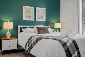 Second bedroom w/ queen bed, dresser & closet